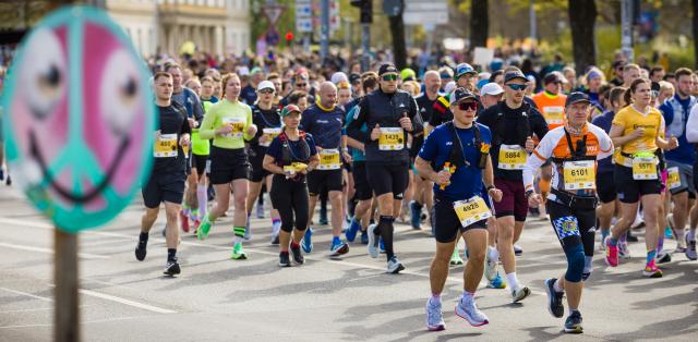 12 April 2026, Lower Saxony, Hanover: Participants take part in the Hannover Marathon 2026. Photo: Moritz Frankenberg/dpa