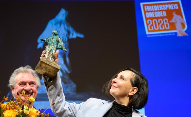 12 April 2026, Saxony, Dresden: Award winner Klementyna Suchanow (r), women's rights activist from Poland, accepts the prize from Jean Asselborn, former Foreign Minister of Luxembourg, at the Dresden Peace Prize 2026 award ceremony in the Semperoper. Photo: Robert Michael/dpa