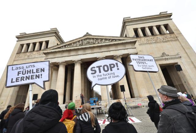 12 April 2026, Bavaria, Munich: People hold signs that read "Let's learn to feel," "Stop! In the fucking Name of Love," and "Patriarchy kills. It also kills feelings" at a rally organized by the Green Youth of Munich against sexual violence on Koenigsplatz under the slogan "Against patriarchal violence-for an end to oppression". Photo: Karl-Josef Hildenbrand/dpa