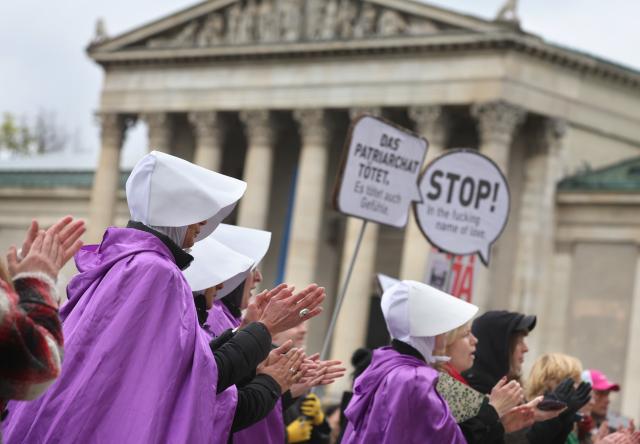 12 April 2026, Bavaria, Munich: Women from the feminist protest movement "Handmaid Riots" take part in a rally organized by the Green Youth of Munich against sexual violence on Koenigsplatz under the slogan "Against patriarchal violence-for an end to oppression". Photo: Karl-Josef Hildenbrand/dpa