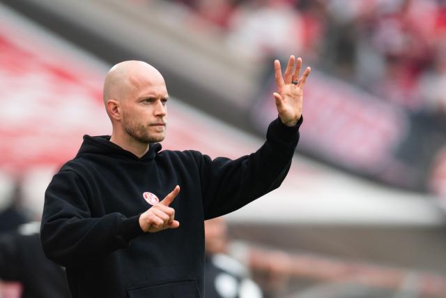 12 April 2026, North Rhine-Westphalia, Cologne: Colone coach Rene Wagner gestures on the sideline during the German Bundesliga soccer match between 1. FC Cologne and Werder Bremen at RheinEnergieStadion. Photo: Marius Becker/dpa - WICHTIGER HINWEIS: Gemäß den Vorgaben der DFL Deutsche Fußball Liga bzw. des DFB Deutscher Fußball-Bund ist es untersagt, in dem Stadion und/oder vom Spiel angefertigte Fotoaufnahmen in Form von Sequenzbildern und/oder videoähnlichen Fotostrecken zu verwerten bzw. verwerten zu lassen.