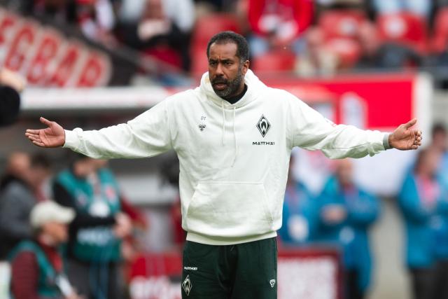 12 April 2026, North Rhine-Westphalia, Cologne: Werder Bremen coach Daniel Thioune gestures on the sideline during the German Bundesliga soccer match between 1. FC Cologne and Werder Bremen at RheinEnergieStadion. Photo: Marius Becker/dpa - WICHTIGER HINWEIS: Gemäß den Vorgaben der DFL Deutsche Fußball Liga bzw. des DFB Deutscher Fußball-Bund ist es untersagt, in dem Stadion und/oder vom Spiel angefertigte Fotoaufnahmen in Form von Sequenzbildern und/oder videoähnlichen Fotostrecken zu verwerten bzw. verwerten zu lassen.