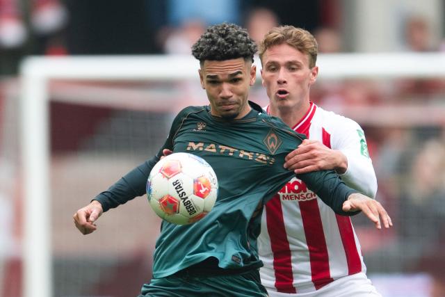 12 April 2026, North Rhine-Westphalia, Cologne: Cologne's Sebastian Sebulonsen (R) and Werder Bremen's Justin Njinmah battle for the ball during the German Bundesliga soccer match between 1. FC Cologne and Werder Bremen at RheinEnergieStadion. Photo: Marius Becker/dpa - WICHTIGER HINWEIS: Gemäß den Vorgaben der DFL Deutsche Fußball Liga bzw. des DFB Deutscher Fußball-Bund ist es untersagt, in dem Stadion und/oder vom Spiel angefertigte Fotoaufnahmen in Form von Sequenzbildern und/oder videoähnlichen Fotostrecken zu verwerten bzw. verwerten zu lassen.