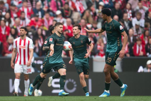 12 April 2026, North Rhine-Westphalia, Cologne: Werder Bremen's Romano Schmid (2nd L) celebrate scoring his side's first goal with teammate Salim Musah during the German Bundesliga soccer match between 1. FC Cologne and Werder Bremen at RheinEnergieStadion. Photo: Marius Becker/dpa - WICHTIGER HINWEIS: Gemäß den Vorgaben der DFL Deutsche Fußball Liga bzw. des DFB Deutscher Fußball-Bund ist es untersagt, in dem Stadion und/oder vom Spiel angefertigte Fotoaufnahmen in Form von Sequenzbildern und/oder videoähnlichen Fotostrecken zu verwerten bzw. verwerten zu lassen.