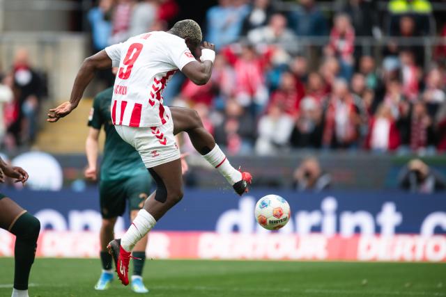 12 April 2026, North Rhine-Westphalia, Cologne: Cologne's Ragnar Ache scores his side's second goal during the German Bundesliga soccer match between 1. FC Cologne and Werder Bremen at RheinEnergieStadion. Photo: Marius Becker/dpa - WICHTIGER HINWEIS: Gemäß den Vorgaben der DFL Deutsche Fußball Liga bzw. des DFB Deutscher Fußball-Bund ist es untersagt, in dem Stadion und/oder vom Spiel angefertigte Fotoaufnahmen in Form von Sequenzbildern und/oder videoähnlichen Fotostrecken zu verwerten bzw. verwerten zu lassen.