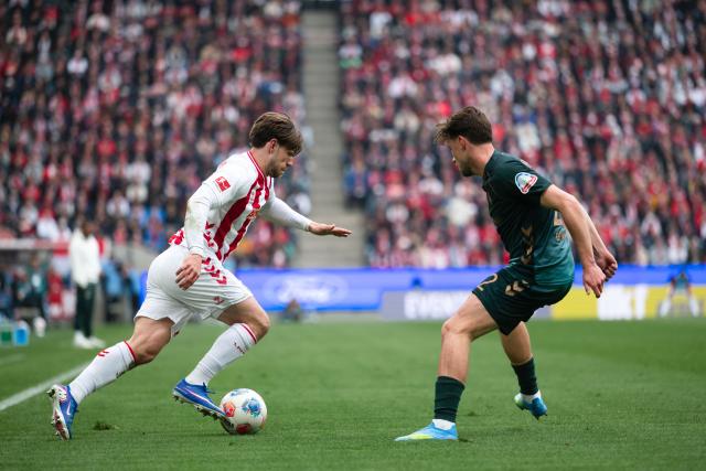 12 April 2026, North Rhine-Westphalia, Cologne: Cologne's Jan Thielmann (L) and Werder Bremen's Olivier Deman battle for the ball during the German Bundesliga soccer match between 1. FC Cologne and Werder Bremen at RheinEnergieStadion. Photo: Marius Becker/dpa - WICHTIGER HINWEIS: Gemäß den Vorgaben der DFL Deutsche Fußball Liga bzw. des DFB Deutscher Fußball-Bund ist es untersagt, in dem Stadion und/oder vom Spiel angefertigte Fotoaufnahmen in Form von Sequenzbildern und/oder videoähnlichen Fotostrecken zu verwerten bzw. verwerten zu lassen.
