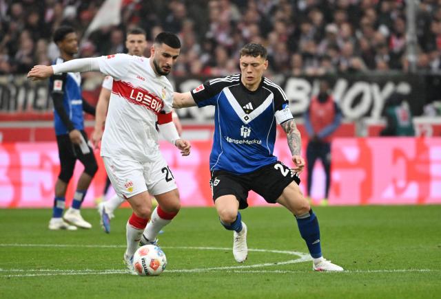 12 April 2026, Baden-Wuerttemberg, Stuttgart: Stuttgart's Deniz Undav (L) and Hamburger's Nicolai Remberg battle for the ball during the German Bundesliga soccer match between VfB Stuttgart and Hamburger SV at the MHPArena. Photo: Marijan Murat/dpa - WICHTIGER HINWEIS: Gemäß den Vorgaben der DFL Deutsche Fußball Liga bzw. des DFB Deutscher Fußball-Bund ist es untersagt, in dem Stadion und/oder vom Spiel angefertigte Fotoaufnahmen in Form von Sequenzbildern und/oder videoähnlichen Fotostrecken zu verwerten bzw. verwerten zu lassen.
