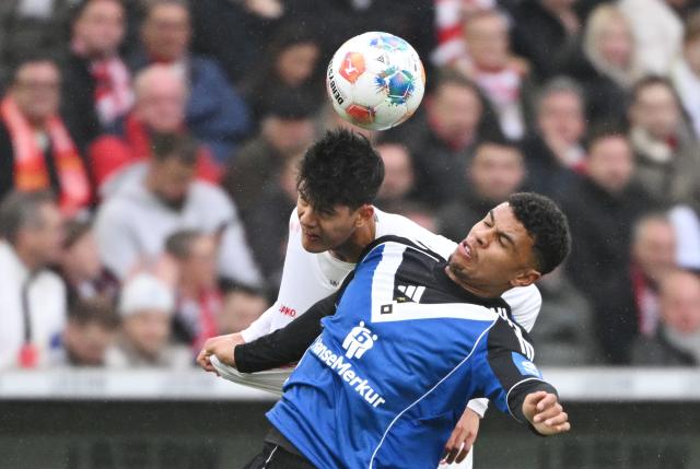 12 April 2026, Baden-Wuerttemberg, Stuttgart: Stuttgart's Chema Andres (L) and Hamburger's Ransford Koenigsdoerffer battle for the ball during the German Bundesliga soccer match between VfB Stuttgart and Hamburger SV at the MHPArena. Photo: Marijan Murat/dpa - WICHTIGER HINWEIS: Gemäß den Vorgaben der DFL Deutsche Fußball Liga bzw. des DFB Deutscher Fußball-Bund ist es untersagt, in dem Stadion und/oder vom Spiel angefertigte Fotoaufnahmen in Form von Sequenzbildern und/oder videoähnlichen Fotostrecken zu verwerten bzw. verwerten zu lassen.