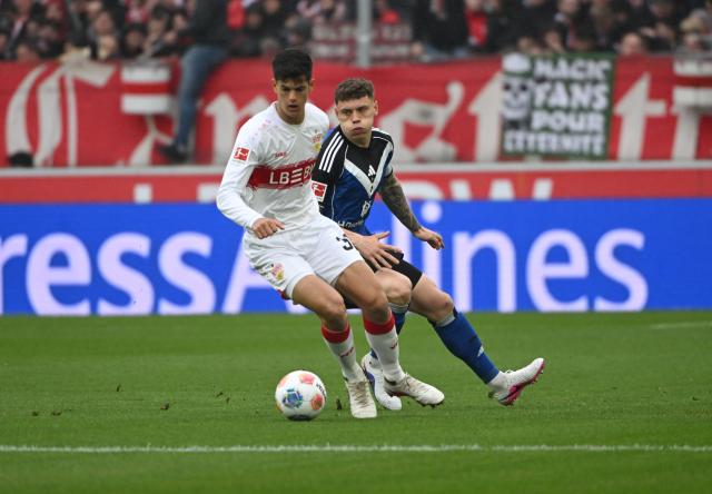 12 April 2026, Baden-Wuerttemberg, Stuttgart: Stuttgart's Chema Andres (L) and Hamburger's Nicolai Remberg battle for the ball during the German Bundesliga soccer match between VfB Stuttgart and Hamburger SV at the MHPArena. Photo: Marijan Murat/dpa - WICHTIGER HINWEIS: Gemäß den Vorgaben der DFL Deutsche Fußball Liga bzw. des DFB Deutscher Fußball-Bund ist es untersagt, in dem Stadion und/oder vom Spiel angefertigte Fotoaufnahmen in Form von Sequenzbildern und/oder videoähnlichen Fotostrecken zu verwerten bzw. verwerten zu lassen.