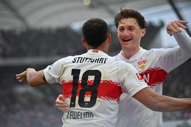 12 April 2026, Baden-Wuerttemberg, Stuttgart: Stuttgart's Angelo Stiller (R) celebrates scoring his side's first goal with teammate Jamie Leweling during the German Bundesliga soccer match between VfB Stuttgart and Hamburger SV at the MHPArena. Photo: Katharina Kausche/dpa - WICHTIGER HINWEIS: Gemäß den Vorgaben der DFL Deutsche Fußball Liga bzw. des DFB Deutscher Fußball-Bund ist es untersagt, in dem Stadion und/oder vom Spiel angefertigte Fotoaufnahmen in Form von Sequenzbildern und/oder videoähnlichen Fotostrecken zu verwerten bzw. verwerten zu lassen.