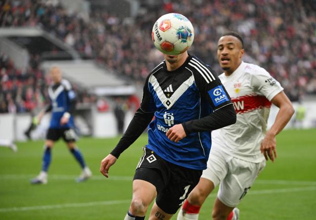 12 April 2026, Baden-Wuerttemberg, Stuttgart: Stuttgart's Jamie Leweling (R) and Hamburger's Rayan Philippe battle for the ball during the German Bundesliga soccer match between VfB Stuttgart and Hamburger SV at the MHPArena. Photo: Marijan Murat/dpa - WICHTIGER HINWEIS: Gemäß den Vorgaben der DFL Deutsche Fußball Liga bzw. des DFB Deutscher Fußball-Bund ist es untersagt, in dem Stadion und/oder vom Spiel angefertigte Fotoaufnahmen in Form von Sequenzbildern und/oder videoähnlichen Fotostrecken zu verwerten bzw. verwerten zu lassen.