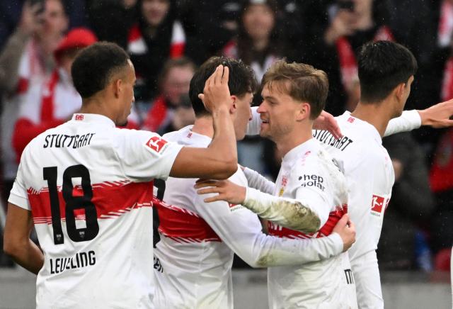 12 April 2026, Baden-Wuerttemberg, Stuttgart: Stuttgart's Maximilian Mittelstaedt (2nd R), celebrates scoring his side's third goal with teammates during the German Bundesliga soccer match between VfB Stuttgart and Hamburger SV at the MHPArena. Photo: Marijan Murat/dpa - WICHTIGER HINWEIS: Gemäß den Vorgaben der DFL Deutsche Fußball Liga bzw. des DFB Deutscher Fußball-Bund ist es untersagt, in dem Stadion und/oder vom Spiel angefertigte Fotoaufnahmen in Form von Sequenzbildern und/oder videoähnlichen Fotostrecken zu verwerten bzw. verwerten zu lassen.