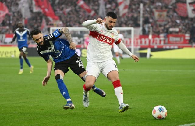 12 April 2026, Baden-Wuerttemberg, Stuttgart: Stuttgart's Deniz Undav (R) and Hamburger's Fabio Vieira battle for the ball during the German Bundesliga soccer match between VfB Stuttgart and Hamburger SV at the MHPArena. Photo: Marijan Murat/dpa - WICHTIGER HINWEIS: Gemäß den Vorgaben der DFL Deutsche Fußball Liga bzw. des DFB Deutscher Fußball-Bund ist es untersagt, in dem Stadion und/oder vom Spiel angefertigte Fotoaufnahmen in Form von Sequenzbildern und/oder videoähnlichen Fotostrecken zu verwerten bzw. verwerten zu lassen.