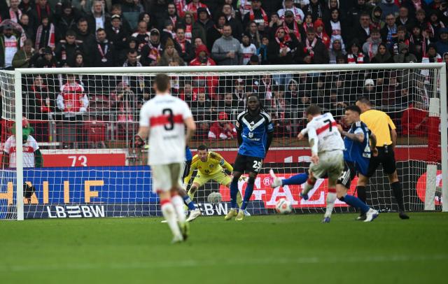 12 April 2026, Baden-Wuerttemberg, Stuttgart: Stuttgart's Maximilian Mittelstaedt (2nd R) scores his side's third goal during the German Bundesliga soccer match between VfB Stuttgart and Hamburger SV at the MHPArena. Photo: Katharina Kausche/dpa - WICHTIGER HINWEIS: Gemäß den Vorgaben der DFL Deutsche Fußball Liga bzw. des DFB Deutscher Fußball-Bund ist es untersagt, in dem Stadion und/oder vom Spiel angefertigte Fotoaufnahmen in Form von Sequenzbildern und/oder videoähnlichen Fotostrecken zu verwerten bzw. verwerten zu lassen.