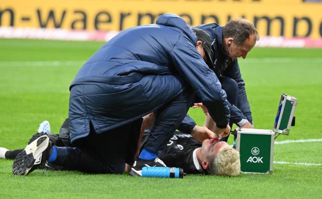12 April 2026, Rhineland-Palatinate, Mainz: Freiburg's Matthias Ginter receives treatment during the German Bundesliga soccer match between FSV Mainz 05 and SC Freiburg at Mewa Arena. Photo: Torsten Silz/dpa - WICHTIGER HINWEIS: Gemäß den Vorgaben der DFL Deutsche Fußball Liga bzw. des DFB Deutscher Fußball-Bund ist es untersagt, in dem Stadion und/oder vom Spiel angefertigte Fotoaufnahmen in Form von Sequenzbildern und/oder videoähnlichen Fotostrecken zu verwerten bzw. verwerten zu lassen.