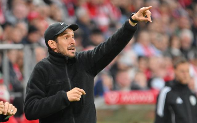 12 April 2026, Rhineland-Palatinate, Mainz: Freiburg head coach Julian Schuster gestures on the touchline during the German Bundesliga soccer match between FSV Mainz 05 and SC Freiburg at Mewa Arena. Photo: Torsten Silz/dpa - WICHTIGER HINWEIS: Gemäß den Vorgaben der DFL Deutsche Fußball Liga bzw. des DFB Deutscher Fußball-Bund ist es untersagt, in dem Stadion und/oder vom Spiel angefertigte Fotoaufnahmen in Form von Sequenzbildern und/oder videoähnlichen Fotostrecken zu verwerten bzw. verwerten zu lassen.