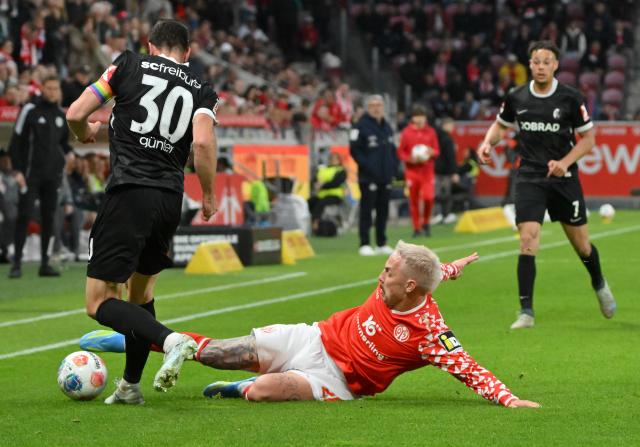 12 April 2026, Rhineland-Palatinate, Mainz: Mainz's Phillip Tietz (R) and Freiburg's Christian Guenter battle for the ball during the German Bundesliga soccer match between FSV Mainz 05 and SC Freiburg at Mewa Arena. Photo: Torsten Silz/dpa - WICHTIGER HINWEIS: Gemäß den Vorgaben der DFL Deutsche Fußball Liga bzw. des DFB Deutscher Fußball-Bund ist es untersagt, in dem Stadion und/oder vom Spiel angefertigte Fotoaufnahmen in Form von Sequenzbildern und/oder videoähnlichen Fotostrecken zu verwerten bzw. verwerten zu lassen.