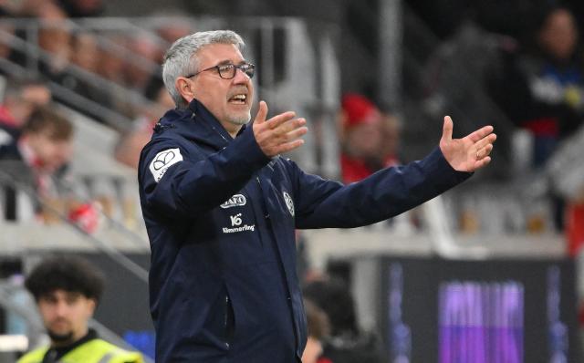 12 April 2026, Rhineland-Palatinate, Mainz: Mainz head coach Urs Fischer gestures on the touchline during the German Bundesliga soccer match between FSV Mainz 05 and SC Freiburg at Mewa Arena. Photo: Torsten Silz/dpa - WICHTIGER HINWEIS: Gemäß den Vorgaben der DFL Deutsche Fußball Liga bzw. des DFB Deutscher Fußball-Bund ist es untersagt, in dem Stadion und/oder vom Spiel angefertigte Fotoaufnahmen in Form von Sequenzbildern und/oder videoähnlichen Fotostrecken zu verwerten bzw. verwerten zu lassen.