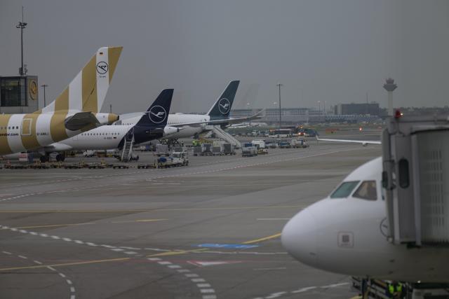 13 April 2026, Hesse, Frankfurt/Main: View of parked Lufthansa aircraft at Frankfurt Airport. The Vereinigung Cockpit pilots' union has called for work stoppages at Lufthansa and several subsidiaries on Monday and Tuesday. Photo: Hannes P. Albert/dpa
