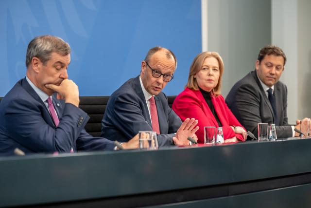 13 April 2026, Berlin: German Chancellor Friedrich Merz takes part in the press conference after the coalition committee alongside Markus Soeder (L), Minister President of Bavaria and CSU Chairman and Baerbel Bas (2-R), Federal Minister of Labor and Co-Federal Chair of the SPD, as well as Lars Klingbeil (R), German Minister of Finance and Co-Federal Chair of the SPD. Photo: Michael Kappeler/dpa