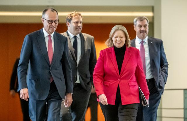 13 April 2026, Berlin: German Chancellor Friedrich Merz (L-R) takes part in the press conference after the coalition committee alongside Baerbel Bas (SPD), German Minister of Labor and Co-Federal Chair of the SPD, Markus Söder (CSU, back, r), Prime Minister of Bavaria and CSU Chairman, and Lars Klingbeil (SPD), German Minister of Finance and Co-Federal Chair of the SPD. Photo: Michael Kappeler/dpa