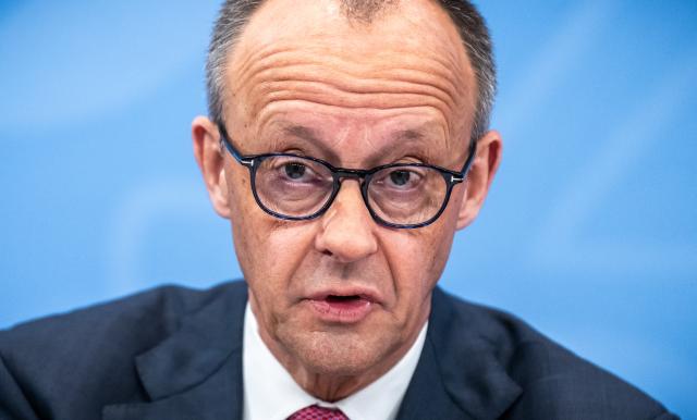 13 April 2026, Berlin: German Chancellor Friedrich Merz (CDU) takes part in the press conference after the coalition committee. In view of the high fuel prices, the black-red coalition is planning to ease the burden on car drivers. To this end, the energy tax on diesel and petrol is to be reduced by around 17 cents gross per liter for a limited period of two months, as announced by the CDU, CSU and SPD in Berlin. Photo: Michael Kappeler/dpa