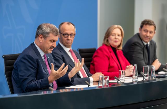 13 April 2026, Berlin: Markus Soeder (L-R), Minister President of Bavaria and CSU Chairman, Federal Chancellor Friedrich Merz, Baerbel Bas, German Minister of Labor and Co-Federal Chairman of the SPD, and Lars Klingbeil, German Minister of Finance and Co-Federal Chairman of the SPD, take part in the press conference after the Coalition Committee. Photo: Michael Kappeler/dpa