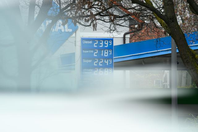 13 April 2026, Hamburg: The increased fuel prices can be seen on the display board of a filling station. Photo: Jonas Walzberg/dpa