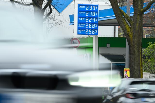 13 April 2026, Hamburg: The increased fuel prices can be seen on the display board of a filling station. Photo: Jonas Walzberg/dpa