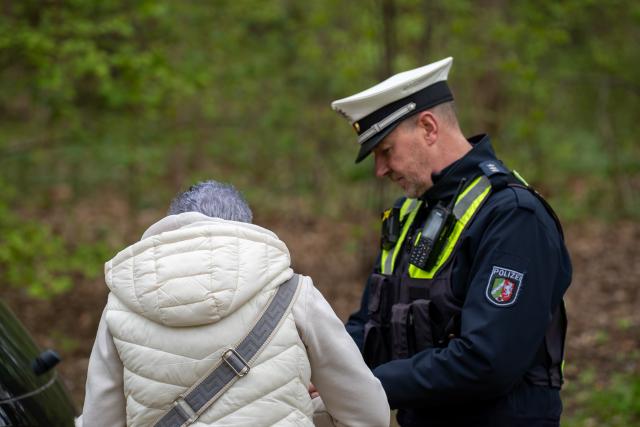 13 April 2026, North Rhine-Westphalia, Soest: A police officer collects a fine for speeding as part of the so-called "Speedweek" on the Paderborner Landstrasse. During the campaign week for greater road safety, which is taking place nationwide, more speed checks are being carried out. Photo: Max Lametz/dpa