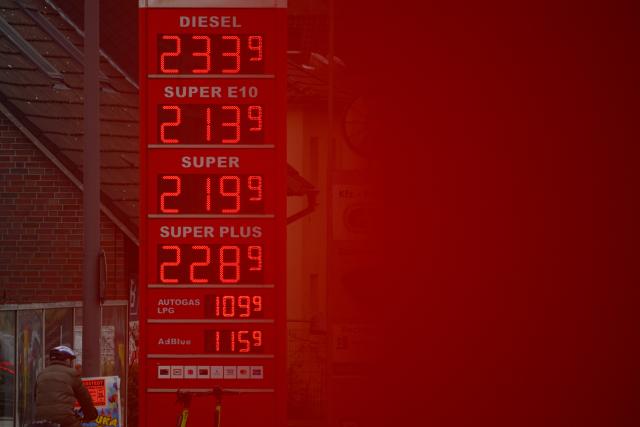 13 April 2026, Hamburg: The increased fuel prices can be seen on the display board of a filling station. Photo: Jonas Walzberg/dpa