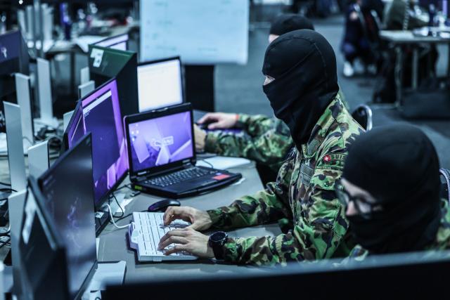 13 April 2026, North Rhine-Westphalia, Kalkar: Soldiers and IT experts sit in front of screens during the NATO cyber defense exercise "Locked Shields". Photo: Oliver Berg/dpa