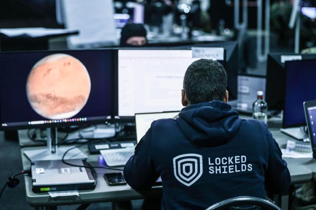 13 April 2026, North Rhine-Westphalia, Kalkar: Soldiers and IT experts sit in front of screens during the NATO cyber defense exercise "Locked Shields". Photo: Oliver Berg/dpa