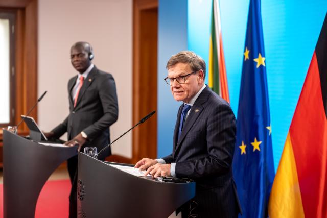 13 April 2026, Berlin: German Minister of Foreign Affairs Johann Wadephul (R) and his South African counterpart Ronald Ozzy Lamola speak during a press conference after the meeting of the Binational Commission. Photo: Michael Kappeler/dpa