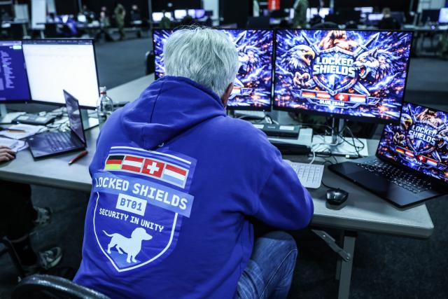 13 April 2026, North Rhine-Westphalia, Kalkar: Soldiers and IT experts sit in front of screens during the NATO cyber defense exercise "Locked Shields". Photo: Oliver Berg/dpa