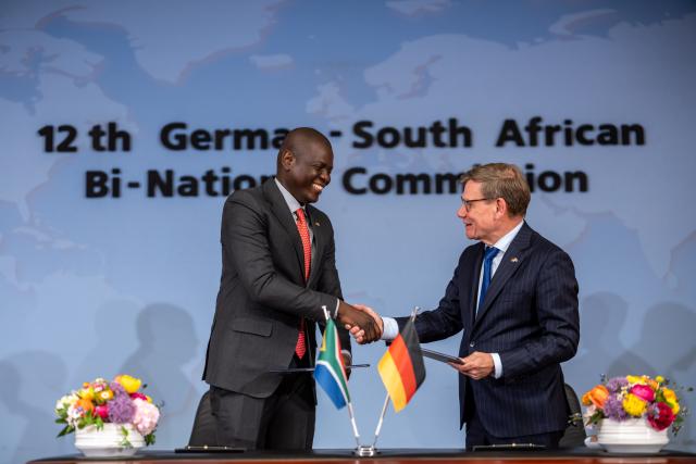 13 April 2026, Berlin: German Minister of Foreign Affairs Johann Wadephul (R) and his South African counterpart Ronald Ozzy Lamola shake hands during the signing of the agreement on the meeting of the Binational Commission. Photo: Michael Kappeler/dpa