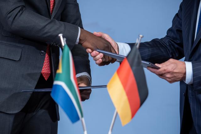13 April 2026, Berlin: German Minister of Foreign Affairs Johann Wadephul (R) and his South African counterpart Ronald Ozzy Lamola shake hands during the signing of the agreement on the meeting of the Binational Commission. Photo: Michael Kappeler/dpa