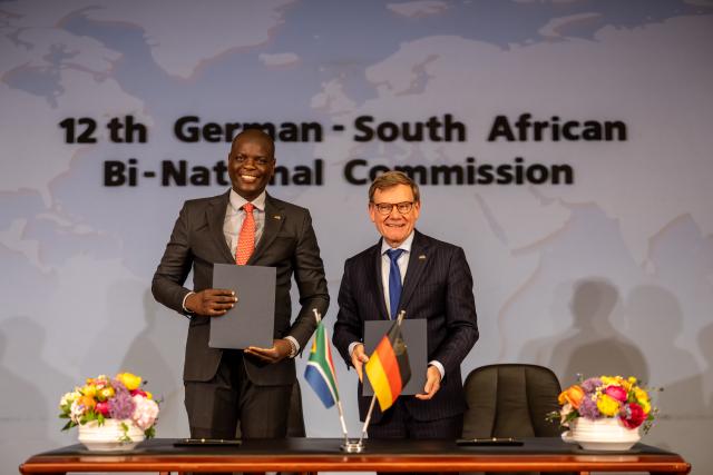 13 April 2026, Berlin: German Minister of Foreign Affairs Johann Wadephul (R) and his South African counterpart Ronald Ozzy Lamola pose for a photo during the signing of the agreement on the meeting of the Binational Commission. Photo: Michael Kappeler/dpa