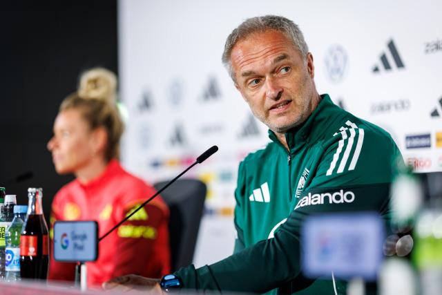 13 April 2026, Bavaria, Nuremberg: Germany women's national team coach Christian Wueck (R) and Linda Dallmann attend a press conference, ahead of the FIFA Women's World Cup UEFA qualifiers soccer match against Austria. Photo: Daniel Karmann/dpa