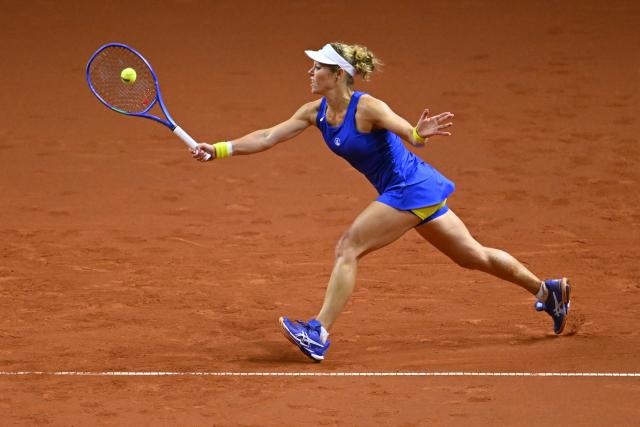 13 April 2026, Baden-Wuerttemberg, Stuttgart: German tennis player Laura Siegemund in action against Bulgaria's Viktoriya Tomova during their women's singles round of 32 match of the Stuttgart Open tennis tournament. Photo: Marijan Murat/dpa