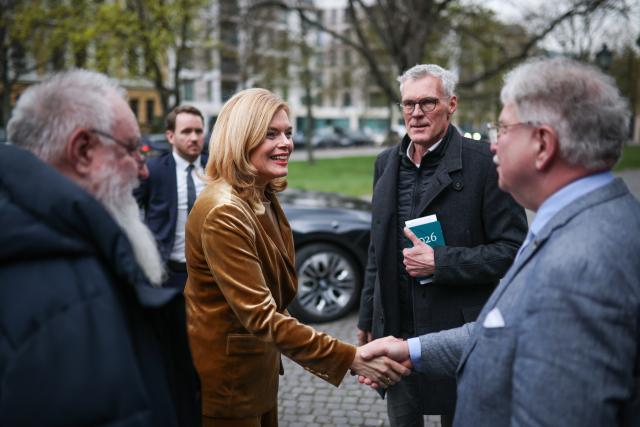 13 April 2026, Saxony-Anhalt, Magdeburg: Bundestag President Julia Kloeckner (2nd L) welcomed by chairman of the association "Verantwortung und Werte eV" Thorsten Moll (L), cathedral preacher Joerg Uhle-Wettler (2nd R) and chairman of the cathedral's support association Stephen Gerhard Stehli (R) upon her arrival at Magdeburg Cathedral to attend the "Magdeburg Cathedral Reading 2026". Photo: Ronny Hartmann/dpa-Zentralbild/dpa