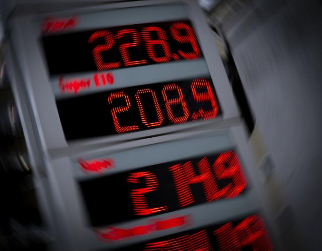 14 April 2026, Bavaria, Munich: Gas prices are displayed on the signboard at a gas station in the Bavarian capital. Photo: Peter Kneffel/dpa