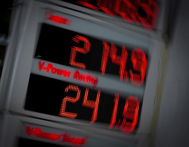 14 April 2026, Bavaria, Munich: Gas prices are displayed on the signboard at a gas station in the Bavarian capital. Photo: Peter Kneffel/dpa