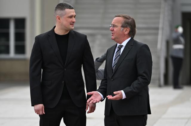 14 April 2026, Berlin: Boris Pistorius (R), Germany's Defence Minister, welcomes his Ukrainian counterpart Mykhailo Fedorov (L) with military honors. Photo: Markus Lenhardt/dpa