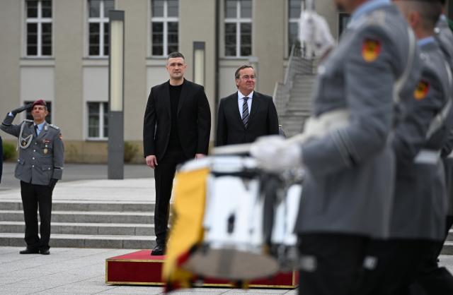 14 April 2026, Berlin: Boris Pistorius (R), Germany's Defence Minister, welcomes his Ukrainian counterpart Mykhailo Fedorov (L) with military honors. Photo: Markus Lenhardt/dpa
