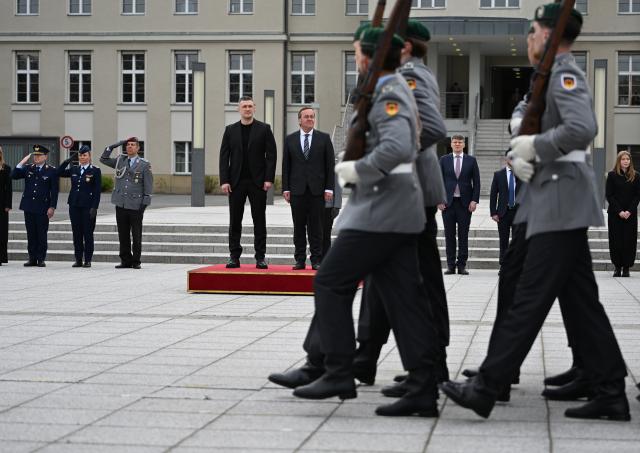 14 April 2026, Berlin: Boris Pistorius (Center R), Germany's Defence Minister, welcomes his Ukrainian counterpart Mykhailo Fedorov (Center L) with military honors. Photo: Markus Lenhardt/dpa