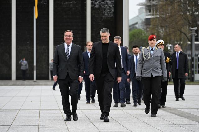 14 April 2026, Berlin: Boris Pistorius (L), Germany's Defence Minister, welcomes his Ukrainian counterpart Mykhailo Fedorov (2nd L) with military honors. Photo: Markus Lenhardt/dpa