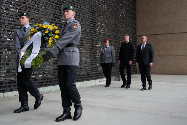 14 April 2026, Berlin: Boris Pistorius (R), Germany's Defence Minister, welcomes his Ukrainian counterpart Mykhailo Fedorov (2nd R) with military honors. Photo: Markus Lenhardt/dpa