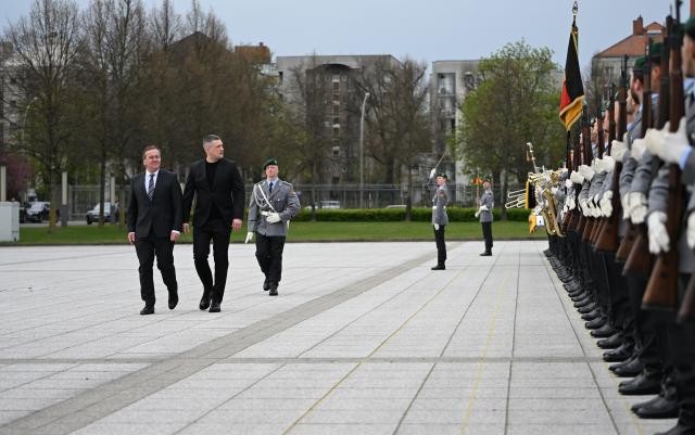 14 April 2026, Berlin: Boris Pistorius (L), Germany's Defence Minister, welcomes his Ukrainian counterpart Mykhailo Fedorov (2nd L) with military honors. Photo: Markus Lenhardt/dpa