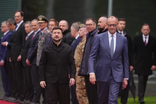 14 April 2026, Berlin: Friedrich Merz (R), Germany's Chancellor, welcomes Volodymyr Zelensky, Ukraine's President, in front of the Federal Chancellery for the first German-Ukrainian government consultations in many years. Photo: Kay Nietfeld/dpa
